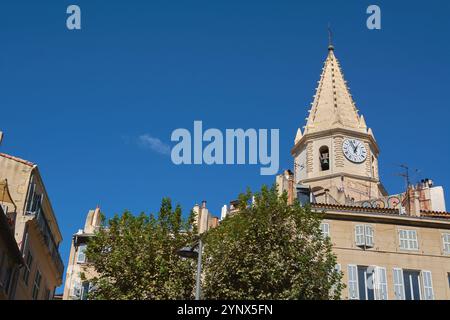 Marseille. Frankreich - 27. November 2024: Die Kirche Notre-Dame-des-Accoules in Marseille, Frankreich, ist ein atemberaubendes Beispiel historischer Architektur. Das Bild Stockfoto