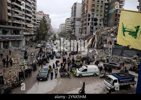 Beirut, Libanon. November 2024. Der Verkehr ist überlastet, da Tausende von Vertriebenen in den verwüsteten südlichen Vorort Beiruts zurückkehren. In den frühen Morgenstunden des 27. November trat ein Waffenstillstand zwischen Israel und der libanesischen Hisbollah-Miliz in Kraft, doch ging ihm bis zum Beginn des Waffenstillstands schwere Explosionen im Gebiet von Beirut voraus. Marwan Naamani//dpa/Alamy Live News Stockfoto