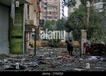 Beirut, Libanon. November 2024. Eine Einwohnerin des südlichen Vorortes Beirut steht in den Trümmern vor ihrem Haus. In den frühen Morgenstunden des 27. November trat ein Waffenstillstand zwischen Israel und der libanesischen Hisbollah-Miliz in Kraft, doch ging ihm bis zum Beginn des Waffenstillstands schwere Explosionen im Gebiet von Beirut voraus. Marwan Naamani//dpa/Alamy Live News Stockfoto