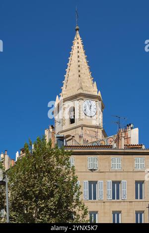 Marseille. Frankreich - 27. November 2024: Die Kirche Notre-Dame-des-Accoules ist ein Zeugnis der reichen Geschichte von Marseille. Dieses Bild zeigt seine impr Stockfoto