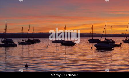 Bodensee Sonnenuntergang Panorama. Abendsonne Über Dem Ruhigen Wasser. Sonnenuntergang am Bodensee in Deutschland. Stockfoto