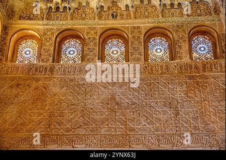 Granada, Spanien - 17. Juli 2024: Kleine Fenster und eine gemusterte Wand im Alhambra-Palast Stockfoto