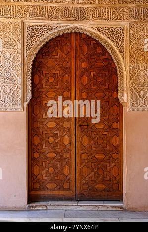 Granada, Spanien - 17. Juli 2024: Mittelalterliche Eingangstür in der Alhambra Stockfoto