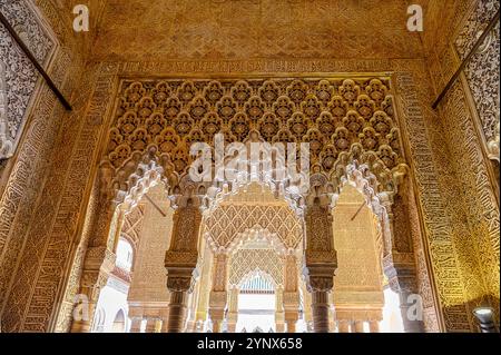 Granada, Spanien - 17. Juli 2024: Architektonische Merkmale von Vorhalle-Säulen im Alhambra-Palast Stockfoto