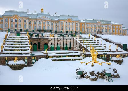 PETERHOF, RUSSLAND - 12. FEBRUAR 2022: Samson-Brunnen auf dem Hintergrund der großen Kaskade und des Palastes. Petrodvorets. Russland Stockfoto