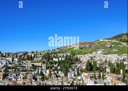 Granada, Spanien - 17. Juli 2024: Stadt an den Hügeln, Blick aus der Alhambra Stockfoto