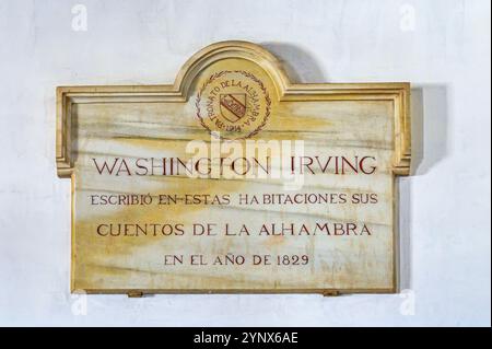 Granada, Spanien - 17. Juli 2024: Historische Gedenktafel zum Gedenken an Washington Irving Stockfoto