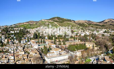 Granada, Spanien - 17. Juli 2024: Stadtlandschaft mit vielfältigen Gebäuden und Landschaft am Alhambra-Palast Stockfoto