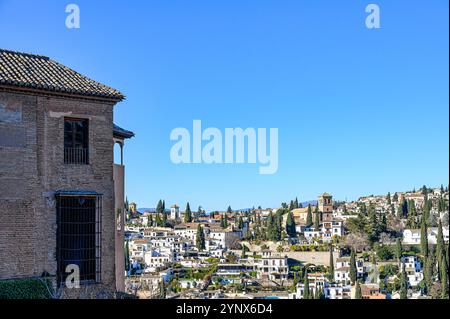 Granada, Spanien - 17. Juli 2024:k Stadtansicht und Landschaft von der Alhambra aus gesehen Stockfoto