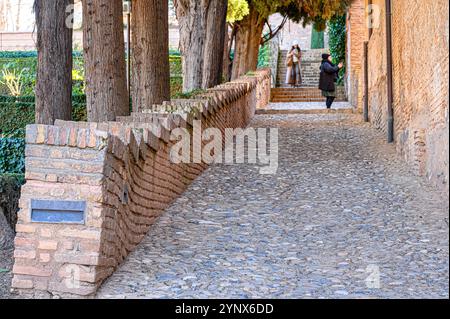 Granada, Spanien - 17. Juli 2024: Kopfsteinpflasterkorridor im Alhambra-Palast Stockfoto