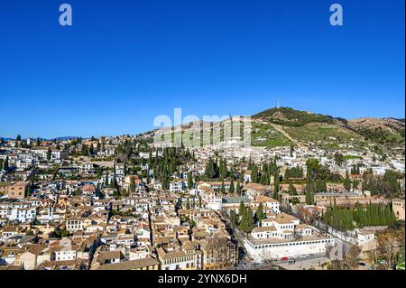 Granada, Spanien - 17. Juli 2024: Blick auf die Stadt und die Landschaft von der Alhambra aus Stockfoto