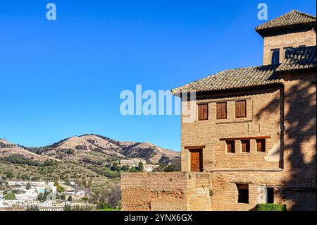 Granada, Spanien - 17. Juli 2024: Teil eines alten Gebäudes und einer Landschaft am Alhambra-Palast Stockfoto