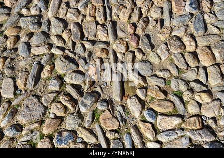 Granada, Spanien - 17. Juli 2024: Mittelalterliche Steinoberfläche im Alhambra-Palast Stockfoto