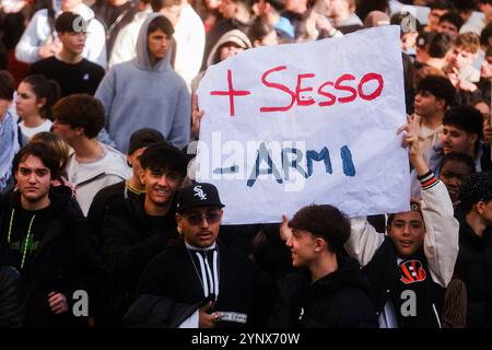 Liberiamo Napoli Parade zum Gedenken an Mädchen und Jungen, die Opfer von camorra-Kriegen, städtischer Gewalt und sozialer Marginalität sind, Parade durch die Straßen von neapel, 27. november 2024. Stockfoto