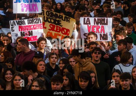 Liberiamo Napoli Parade zum Gedenken an Mädchen und Jungen, die Opfer von camorra-Kriegen, städtischer Gewalt und sozialer Marginalität sind, Parade durch die Straßen von neapel, 27. november 2024. Stockfoto