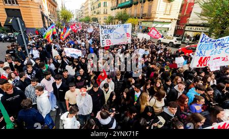 Liberiamo Napoli Parade zum Gedenken an Mädchen und Jungen, die Opfer von camorra-Kriegen, städtischer Gewalt und sozialer Marginalität sind, Parade durch die Straßen von neapel, 27. november 2024. Stockfoto