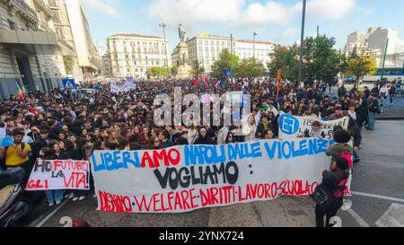 Liberiamo Napoli Parade zum Gedenken an Mädchen und Jungen, die Opfer von camorra-Kriegen, städtischer Gewalt und sozialer Marginalität sind, Parade durch die Straßen von neapel, 27. november 2024. Stockfoto