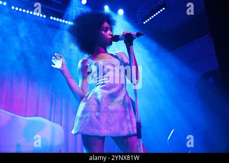 UK. November 2024. LONDON, ENGLAND – 26. NOVEMBER: Flowerovlove tritt am 26. November 2024 in der Bush Hall in Shepherd’s Bush auf. CAP/MAR © MAR/Capital Pictures Credit: Capital Pictures/Alamy Live News Stockfoto