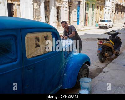 Ein Auto auf der Straße in der Altstadt von Havanna, Kuba. Alte Autos haben in Havanna ein langes Leben, weil Armut und Mangel an neuen Autos herrschen. Stockfoto