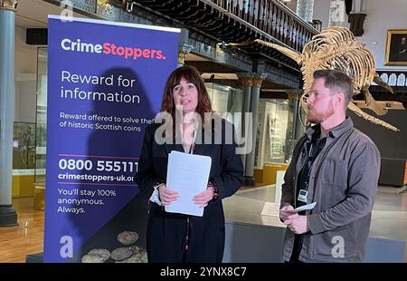 Angela Parker, National Manager bei der Wohltätigkeitsorganisation Crimestoppers Scotland und Jesper Ericsson, Kuratorin für Numismatik am Hunterian, University of Glasgow, anlässlich eines Aufrufs der Wohltätigkeitsorganisation Crimestoppers wegen des ungelösten Diebstahls einer der wichtigsten Sammlungen von frühen schottischen Münzen. Mehr als 1000 Münzen aus dem 12. Und 13. Jahrhundert wurden im Juni 2007 aus dem Haus von Lord und Lady Stewartby in Broughton bei Peebles in der schottischen Grenze entnommen. Bilddatum: Mittwoch, 27. November 2024. Stockfoto