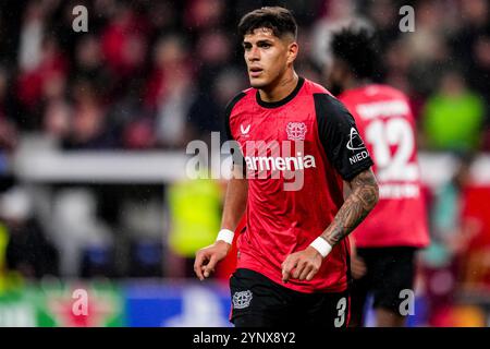 LEVERKUSEN, DEUTSCHLAND - 26. NOVEMBER: Piero Hincapie von Bayer 04 Leverkusen sieht beim Spiel der UEFA Champions League 2024/25 Phase MD5 zwischen Bayer 04 Leverkusen und dem FC Salzburg am 26. November 2024 in Leverkusen an. (Foto: Rene Nijhuis/MB Media) Stockfoto