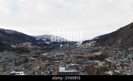 Blick auf die Winterstadt in Sogndal, Norwegen, umgeben von schneebedeckten Bergen und Tälern Stockfoto