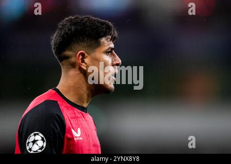 LEVERKUSEN, DEUTSCHLAND - 26. NOVEMBER: Piero Hincapie von Bayer 04 Leverkusen sieht beim Spiel der UEFA Champions League 2024/25 Phase MD5 zwischen Bayer 04 Leverkusen und dem FC Salzburg am 26. November 2024 in Leverkusen an. (Foto: Rene Nijhuis/MB Media) Stockfoto