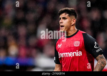 LEVERKUSEN, DEUTSCHLAND - 26. NOVEMBER: Piero Hincapie von Bayer 04 Leverkusen sieht beim Spiel der UEFA Champions League 2024/25 Phase MD5 zwischen Bayer 04 Leverkusen und dem FC Salzburg am 26. November 2024 in Leverkusen an. (Foto: Rene Nijhuis/MB Media) Stockfoto