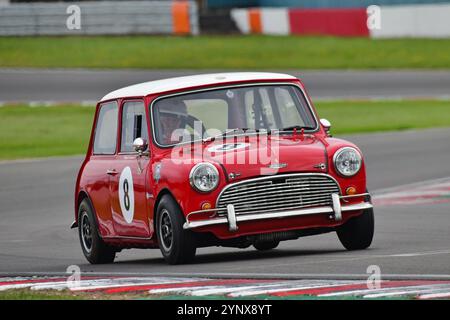 David H Jones, Austin Mini Cooper S, Ein 30-minütiges Rennen mit zwei unterschiedlichen Kategorien. Die HRDC Dunlop Allstars für Sport, GT und Tour vor 1966 Stockfoto