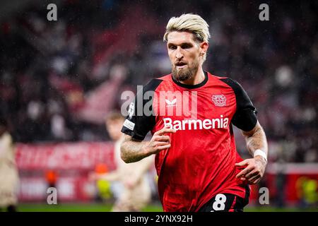 LEVERKUSEN, DEUTSCHLAND - 26. NOVEMBER: Robert Andrich von Bayer 04 Leverkusen sieht beim Spiel der UEFA Champions League 2024/25 Phase MD5 zwischen Bayer 04 Leverkusen und dem FC Salzburg am 26. November 2024 in Leverkusen an. (Foto: Rene Nijhuis/MB Media) Stockfoto
