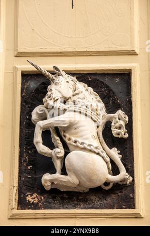 Großbritannien, England, Rutland, Uppingham, High Street East, ehemaliges Unicorn Inn-Schild unter der alten Sonnenuhr Stockfoto