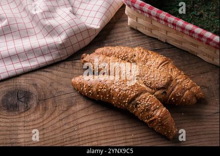 Leckere, frisch gebackene Croissants, Vollkorngebäck mit Oliven zum Frühstück Stockfoto