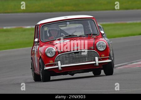 David H Jones, Austin Mini Cooper S, Ein 30-minütiges Rennen mit zwei unterschiedlichen Kategorien. Die HRDC Dunlop Allstars für Sport, GT und Tour vor 1966 Stockfoto