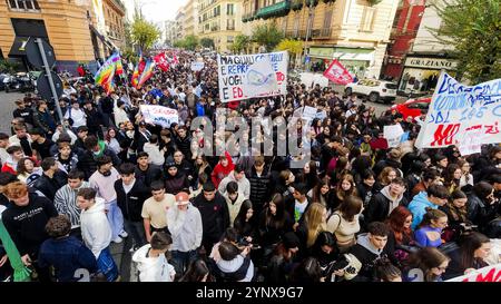 News - Liberiamo Napoli Parade Liberiamo Napoli Parade zum Gedenken an Mädchen und Jungen, die Opfer von camorra-Kriegen, städtischer Gewalt und sozialer Marginalität sind, Parade durch die Straßen von neapel, 27. november 2024.& XA Napoli Neapel Italien Copyright: XAntonioxBalascox/xLiveMediax LPN 1624916 Stockfoto