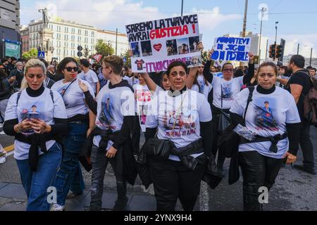 Nachrichten - Liberiamo Napoli Parade die Mutter mit den Verwandten des Opfers Santo Romano, der in der Nacht vom 1. Auf 2. November in San Sebastiano al Vesuvio in der Provinz Neapel aus trivialen Gründen getötet wurde, während der Liberiamo Napoli Parade, die dem Gedenken an Mädchen und Jungen gewidmet ist, die Opfer von camorra-Kriegen, städtischer Gewalt und sozialer Marginalität, Opfer sind, 27. november 2024 1624906 Stockfoto