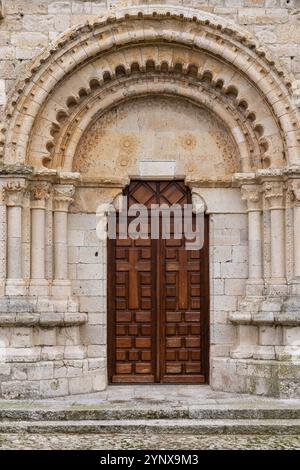 Romanisches Portal der Westmauer, vorromanischer Tempel von Santa María de Wamba, 10. Jahrhundert, Region Montes Torozos, Valladolid, Kastilien und Leo Stockfoto