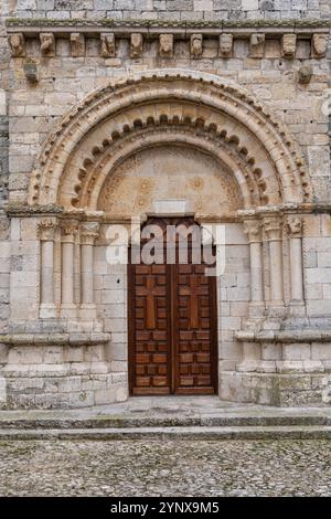 Romanisches Portal der Westmauer, vorromanischer Tempel von Santa María de Wamba, 10. Jahrhundert, Region Montes Torozos, Valladolid, Kastilien und Leo Stockfoto