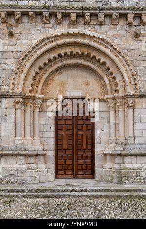 Romanisches Portal der Westmauer, vorromanischer Tempel von Santa María de Wamba, 10. Jahrhundert, Region Montes Torozos, Valladolid, Kastilien und Leo Stockfoto