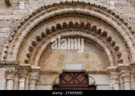 Romanisches Portal der Westmauer, vorromanischer Tempel von Santa María de Wamba, 10. Jahrhundert, Region Montes Torozos, Valladolid, Kastilien und Leo Stockfoto