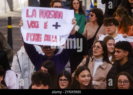 News - Liberiamo Napoli Parade Liberiamo Napoli Parade zum Gedenken an Mädchen und Jungen, die Opfer von camorra-Kriegen, städtischer Gewalt und sozialer Marginalität sind, Parade durch die Straßen von neapel, 27. november 2024.& XA Napoli Neapel Italien Copyright: XAntonioxBalascox/xLiveMediax LPN 1624933 Stockfoto