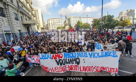 News - Liberiamo Napoli Parade Liberiamo Napoli Parade zum Gedenken an Mädchen und Jungen, die Opfer von camorra-Kriegen, städtischer Gewalt und sozialer Marginalität sind, Parade durch die Straßen von neapel, 27. november 2024.& XA Napoli Neapel Italien Copyright: XAntonioxBalascox/xLiveMediax LPN 1624924 Stockfoto