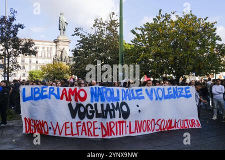 News - Liberiamo Napoli Parade Liberiamo Napoli Parade zum Gedenken an Mädchen und Jungen, die Opfer von camorra-Kriegen, städtischer Gewalt und sozialer Marginalität sind, Parade durch die Straßen von neapel, 27. november 2024.& XA Napoli Neapel Italien Copyright: XAntonioxBalascox/xLiveMediax LPN 1624929 Stockfoto