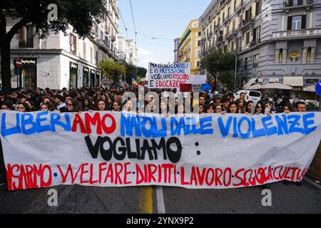 News - Liberiamo Napoli Parade Liberiamo Napoli Parade zum Gedenken an Mädchen und Jungen, die Opfer von camorra-Kriegen, städtischer Gewalt und sozialer Marginalität sind, Parade durch die Straßen von neapel, 27. november 2024.& XA Napoli Neapel Italien Copyright: XAntonioxBalascox/xLiveMediax LPN 1624927 Stockfoto