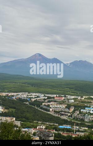 Petropavlovsk-Kamtschatski aus der Vogelperspektive. Erleben Sie den atemberaubenden Blick auf das urbane Gebiet, der durch eine majestätische Bergkulisse verstärkt wird Stockfoto
