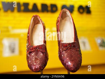 Die Original-Rubinschuhe der Hollywood-Schauspielerin und -Sängerin Judy Garland, die 1939 in dem Klassiker The Wizard of Oz bei Heritage Auctions London zu sehen waren, bevor sie im nächsten Monat zur Auktion angeboten werden. Bilddatum: Mittwoch, 27. November 2024. Stockfoto