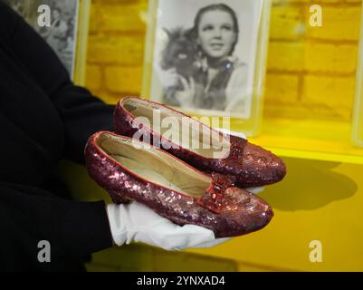 Die Original-Rubinschuhe der Hollywood-Schauspielerin und -Sängerin Judy Garland, die 1939 in dem Klassiker The Wizard of Oz bei Heritage Auctions London zu sehen waren, bevor sie im nächsten Monat zur Auktion angeboten werden. Bilddatum: Mittwoch, 27. November 2024. Stockfoto