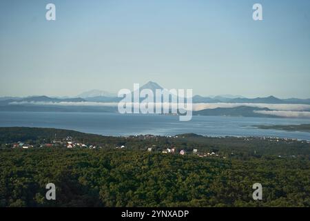 Vulkan Viljuchinsky in Kamtschatka. Eine atemberaubende und majestätische Berglandschaft mit einem ruhigen Seeblick, der die Zuschauer fesselt Stockfoto