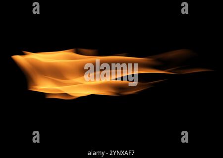 Flammen auf schwarzem Hintergrund. Feuer Flammen auf schwarzem Hintergrund. Brandflamme isoliert, abstrakte Textur. Flammenexplosionseffekt mit Verbrennung f Stockfoto