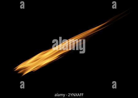 Flammen auf schwarzem Hintergrund. Feuer Flammen auf schwarzem Hintergrund. Brandflamme isoliert, abstrakte Textur. Flammenexplosionseffekt mit Verbrennung f Stockfoto