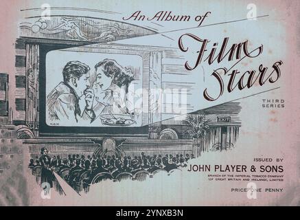 Ein Album der Film Stars im Format 12,5 cm x 18,5 cm, herausgegeben von John Player & Sons, verkauft für einen Cent, um ihre Zigarettenkarten mit 50 Farbporträts von gezeichneten Impressionen amerikanischer und englischer Filmstars der 1940er Jahre montieren zu können, darunter: Basil Rathbone, Fred Astaire, Gary Cooper, Joan Crawford, Errol Flynn, Bette Davis. Jede Karte hat eine Reproduktion der Unterschrift des Sterns mit einem begleitenden Lebenslauf darunter. Das Album wurde im November 2024 von Ben Gershon in einem Wohltätigkeitsladen im Norden Londons für £ 8,00 gekauft. Stockfoto